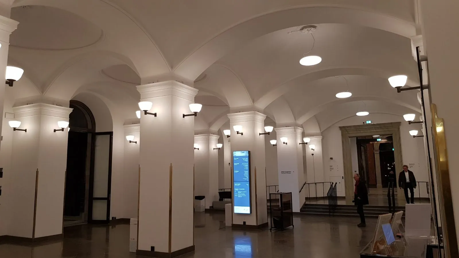 Nationalmuseums entréhall med vita, putsade valv