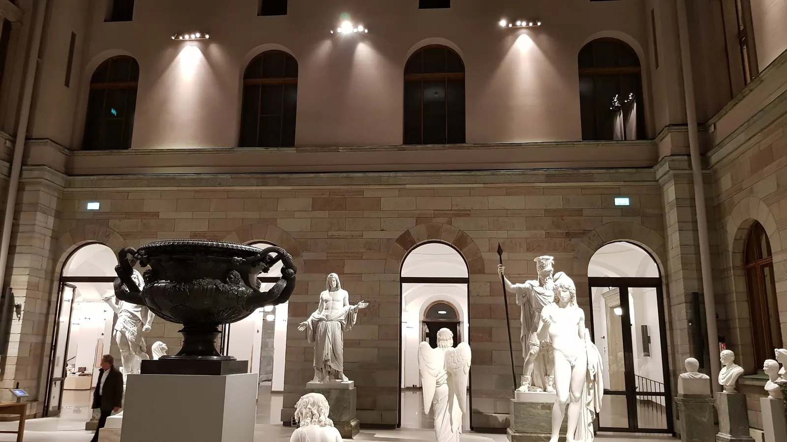 Ljusgården på Nationalmuseum med skulpturer och fasader i akustikputs