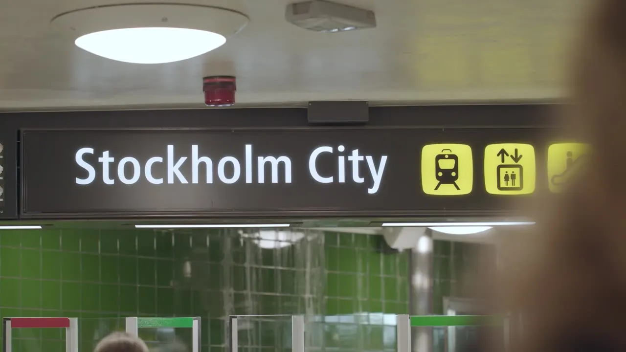 Skylten Stockholm City vid stationens entré